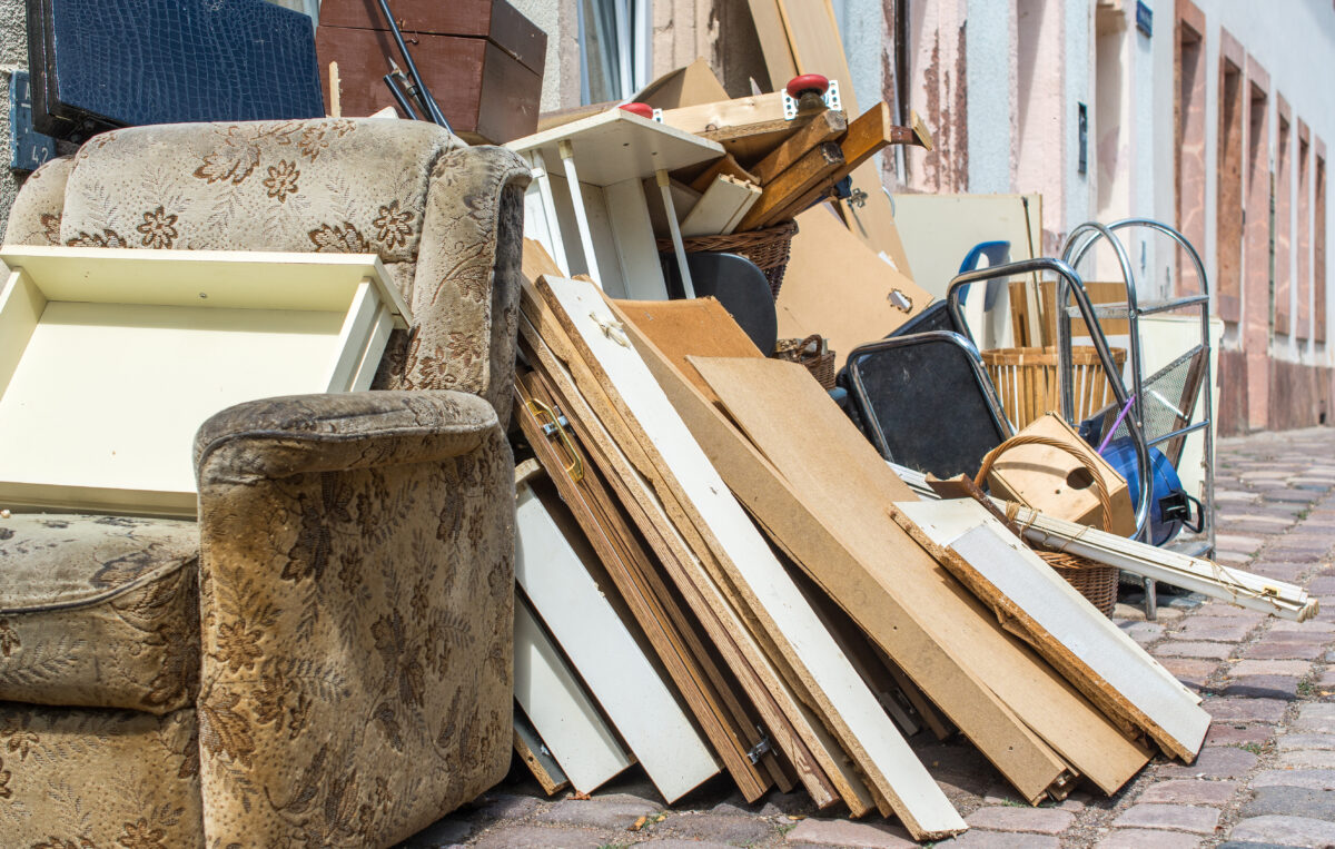 Entsorgung in St. Gallen, Thurgau, Appenzell, Zürich - mit Zügelmann die beste Wahl. Auf dem Bild sind Entsorgungsmaterialien wie ein altes Sofa und Altholz.